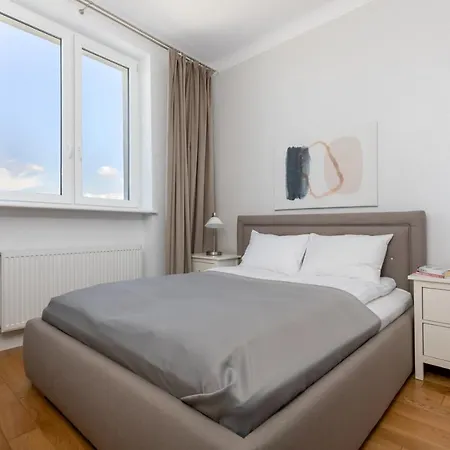 Panoramic View Near Old Town Apartment